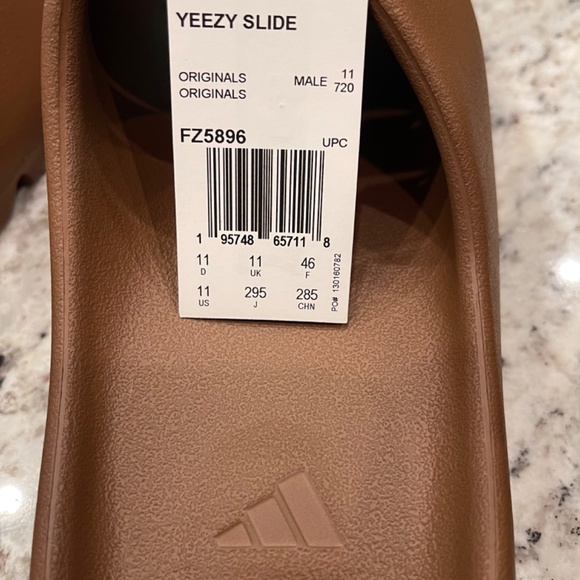 Adidas Yeezy Slides - Picture 5 of 8